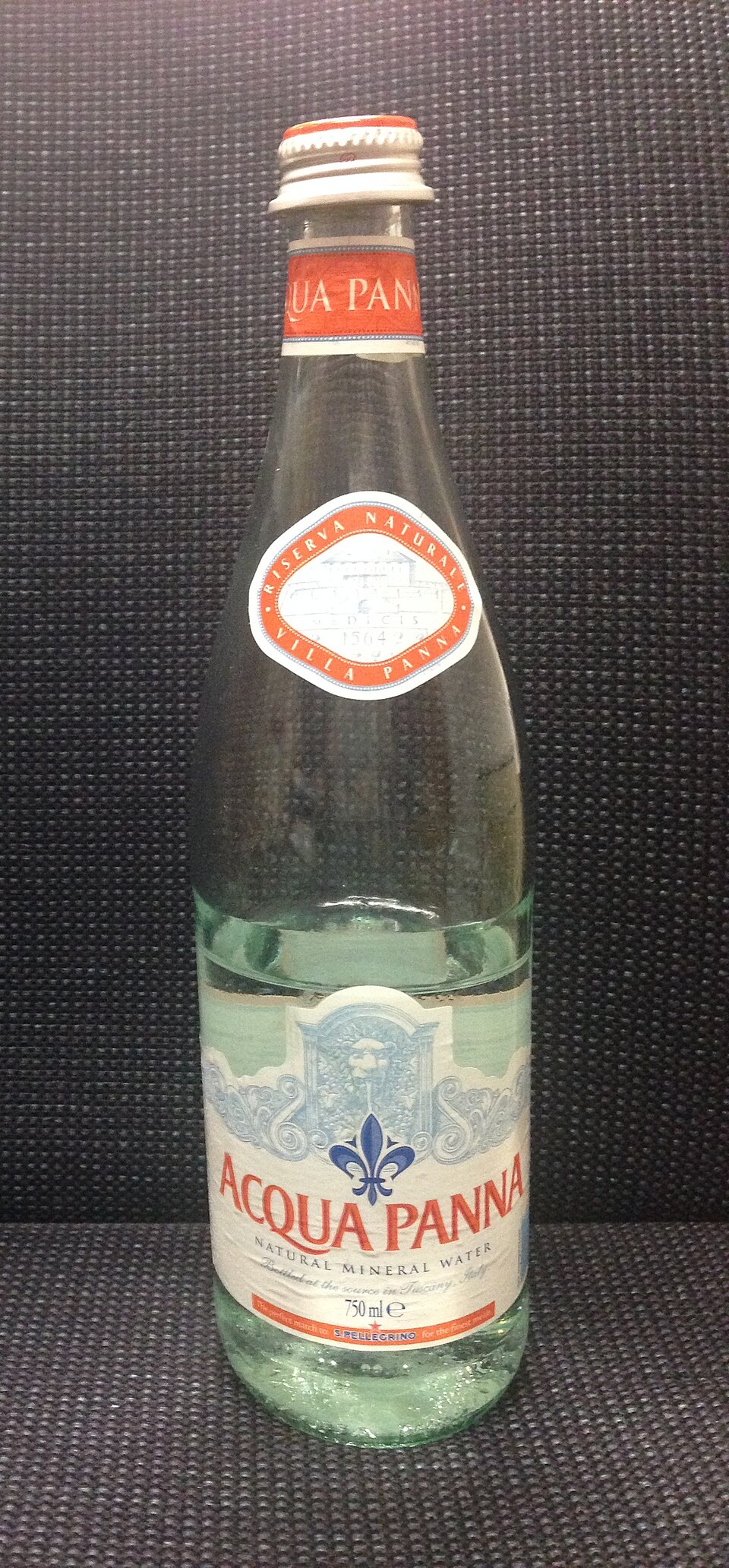 Acqua naturale / frizzante (0,5 l)